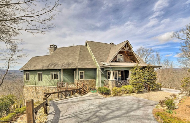 Lavish Mountaintop Lodge: Deck w/ Stunning Views!