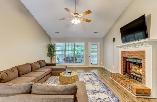 ★Lawrenceville, NO stairs, 4br, sleeps 11!★