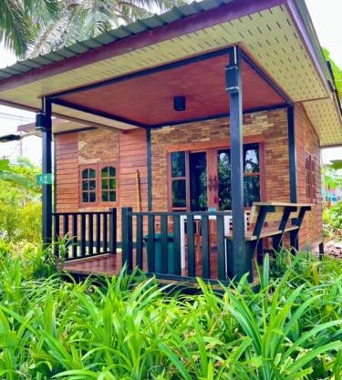 Lay Back Villa Wooden House AC Hot shower High Speed Internet