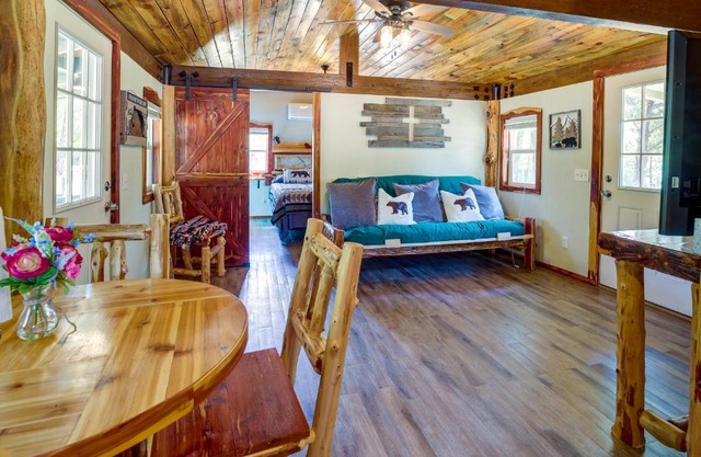 Lazy Bear Cabins 1 at Tuskahoma Near Sardis Lake!