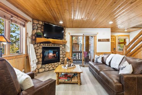 Lazy Bear Log Cabin - Canyons Park