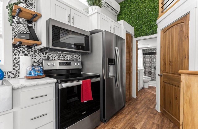 Lazy Cow 2-bedroom Tiny home in Spicewood with WiFi, AC