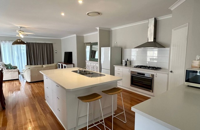 Lazy Daze on Davies - Broadwater