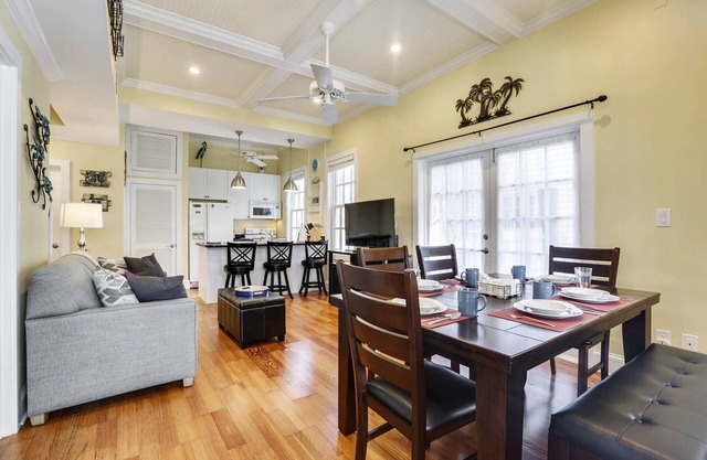 Lazy Gecko by AvantStay | Walk to Duval St in Key West! | Month Long Stays Only