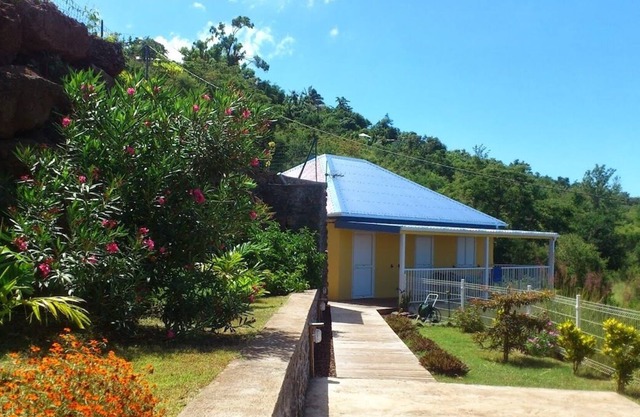 Le choca blanc, quiet, covered terrace overlooking the ocean