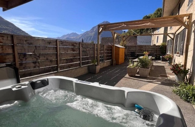 Le clos des Chalmettes - sleeps 15 - near Alpe d'Huez