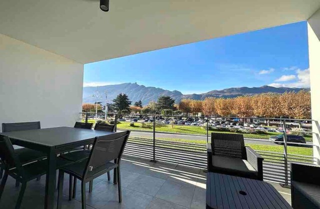 Le Dolce: lake, beach, parking