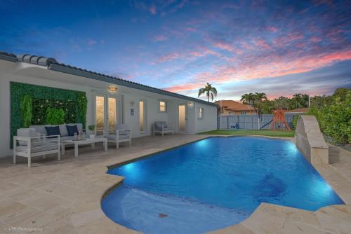 Le Femme Paradise - 5 Bedrooms, Work Area, Playground, Minigolf, Pool Table, Jacuzzi