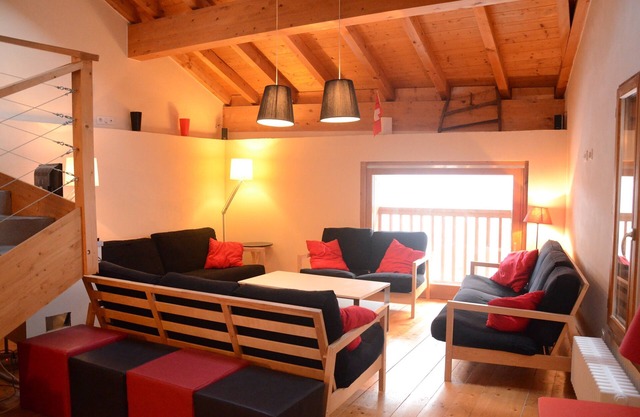 LE GRENIER Chalet DDA La Combe Modern apartment in chalet