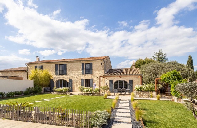 Le Mas des Oliviers - with private pool and walking distance of Chateaurenard