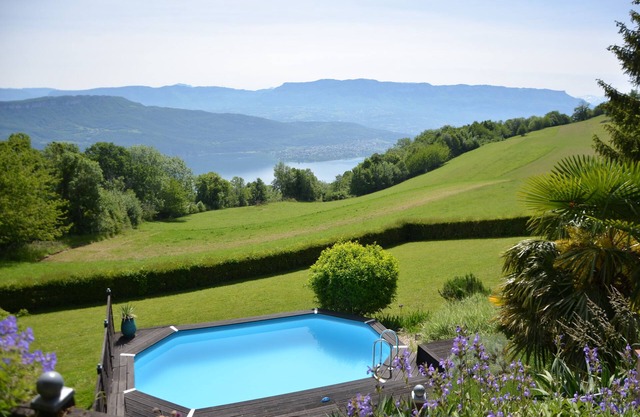 Le petit belvédère: chalet avec piscine & vue lac