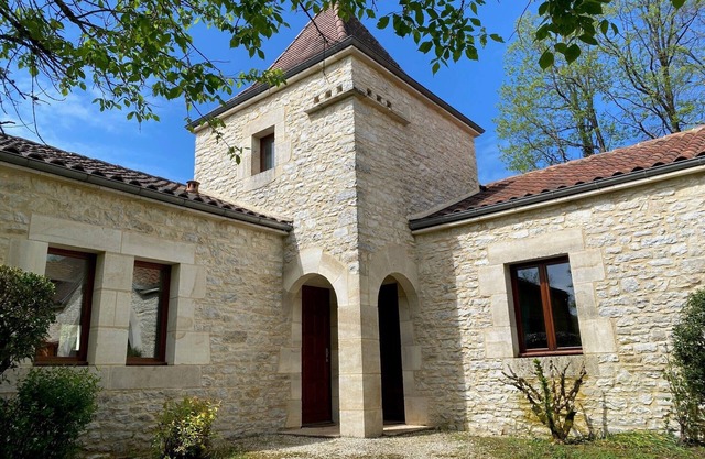 LE Petit DUC Half Vrijstaande Ruime Bungalow met Privé Terras en Zwembad