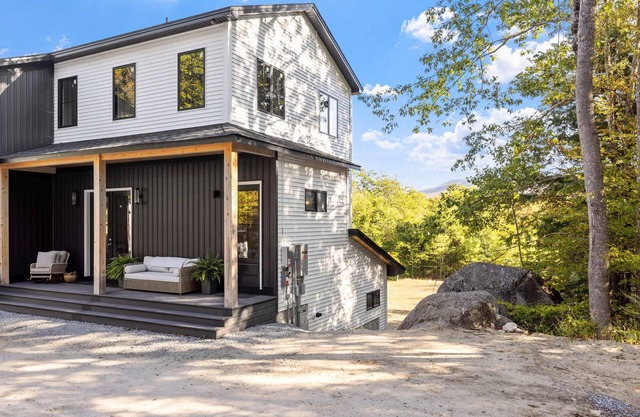 Le Petit Flat - 2 Bed 1 Bath One Level Apartment