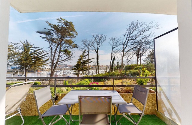 Le Ponton Bleu vue face au Port