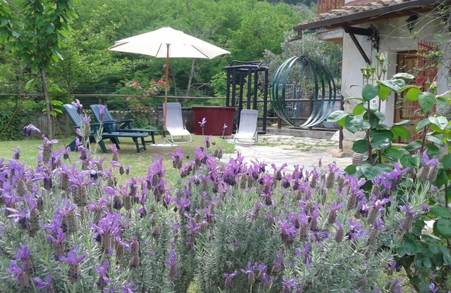 Le Poiane farmhouse with large garden in Tuscany