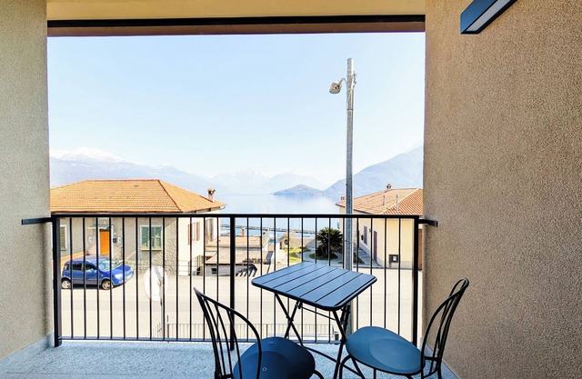Le Rondini C Apartment: lake-view balcony, Wi-Fi, AC and garage!