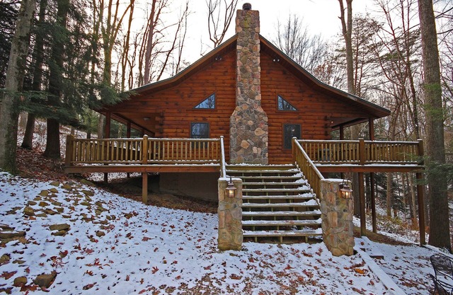 Leaning Tree - Cozy Log Cabin in the Hocking Hills