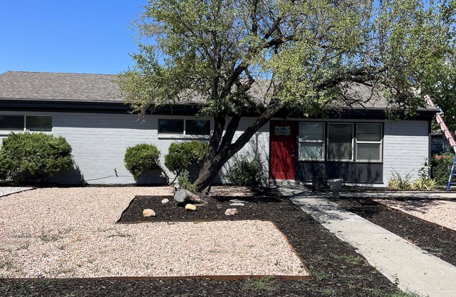 Legacy House: Roomy and wheelchair accessible house near the mountains.