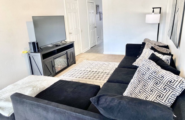 Legacy Pad! Spacious 2 bed townhome with modern vibes