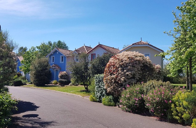 Leisure residence on the golf course with swimming pool and close to the beach