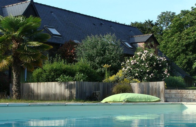 Les Cavaliers, character gîte with swimming pool, 20 minutes from the seaside