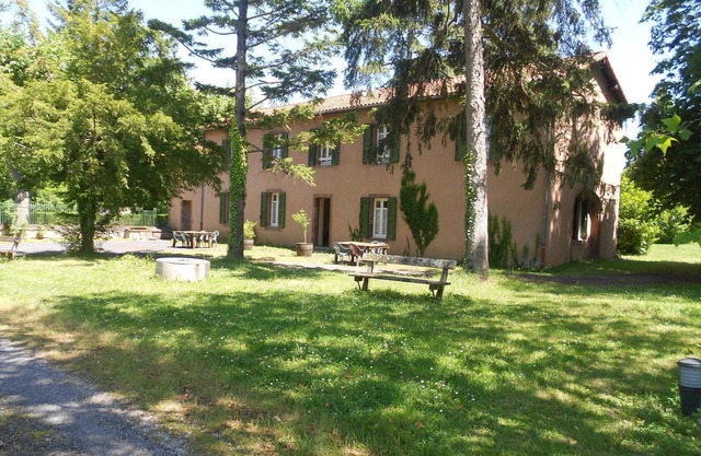 Les Gîtes du Rougier: Green vacations for all! Swimming pool, tennis court and wifi