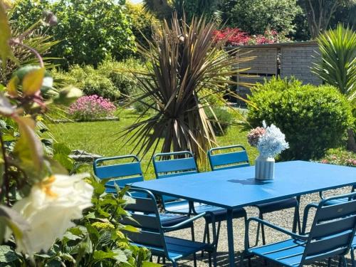 Les Galets - family house in the village of Guimaec 8p