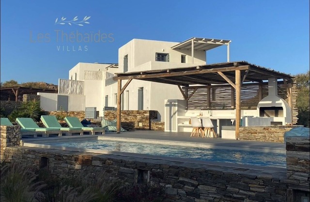 Les Thébaïdes , directly on Plaka beach with private pool
