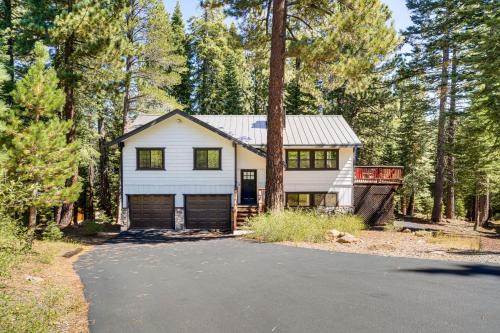 Less Than 15 Mi to 6 Ski Resorts Tahoe Donner Escape!