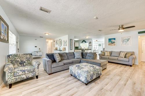 Less Than 2 Mi to Beach and Marina Bright Ruskin Retreat!