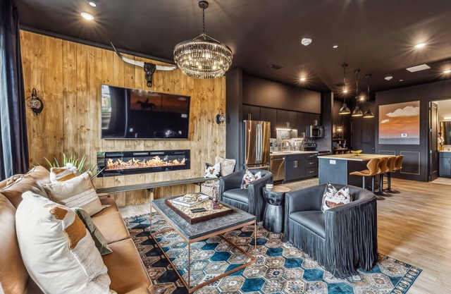 Let 'Er Buck Nashville on Music Row near Broadway with Pool, Patio, Parking