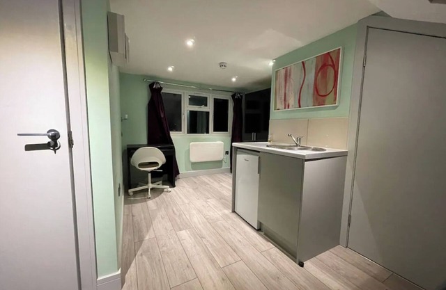 Letzi private en-suite, Near Heathrow Airport T3