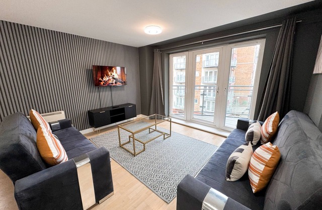 Level Access Apartment Easy walk to Railway Station ,Town Centre and Restraints Parking on Site