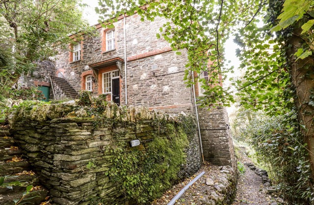 LEWARNE, pet friendly, character holiday cottage in Boscastle