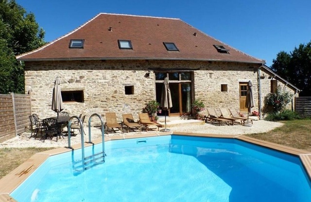 Liberte Barn with private heated swimming pool secure garden dog freindly