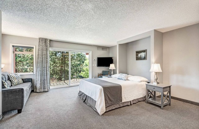 "License to Mill" Downtown Corner Studio with 270-degree Riverview