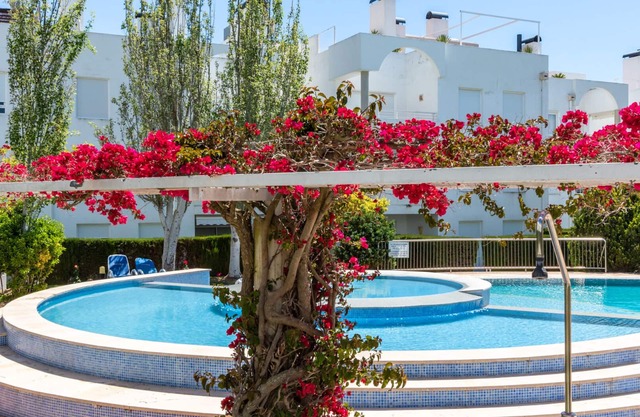 Licensed contemporary apartment WiFi fully air conditioned fantastic pool