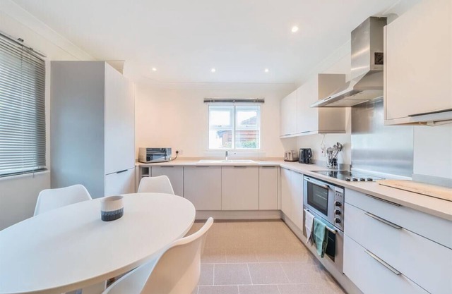 Light 2 bed 2 bath, modern, ground floor apartment located in Olde Hanwell