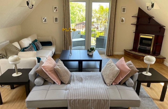 Light, Bright and Airy Apartment in Totland, Close to The Needles