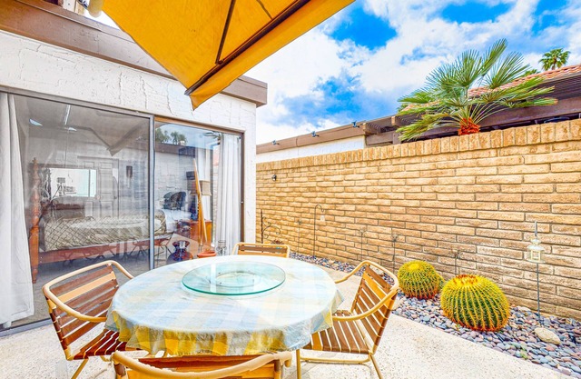 Light & bright getaway w/private gas grill, shared pool, pool spa, & tennis