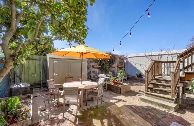 Light filled Condo 3 Bedrm with enclosed sunny backyard