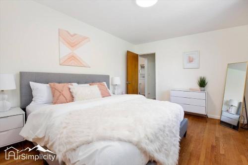 Light-filled Home W Fire Pit & Game Room