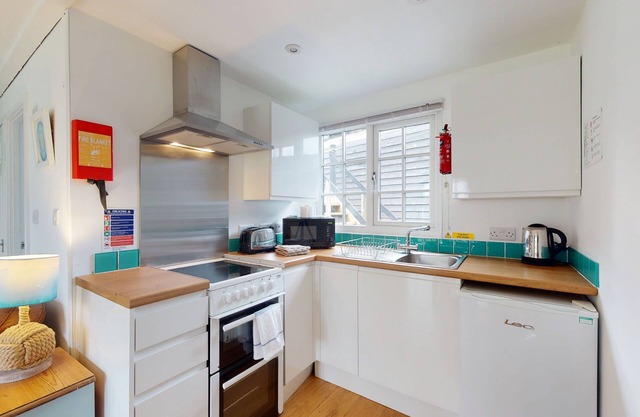 Light, modern and easily accessible and with access to onsite facilities