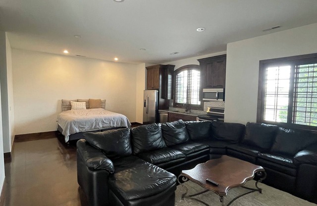 Like new Studio Detached Casita with full amenities parking amazing location.
