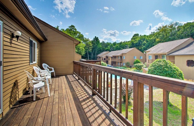 Lincoln Condo w/Balcony - 6 Mi to Loon Mtn!
