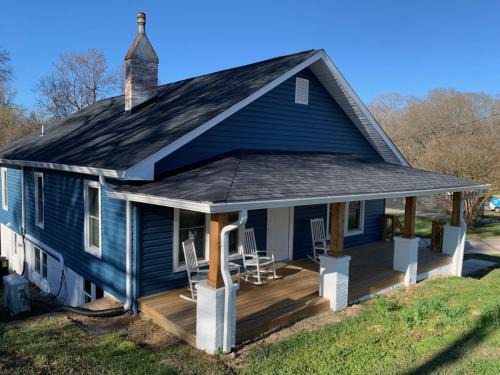 Lincolnton Rail Trail Downtown Family Home - Newly Renovated Walk to Main St and Splash Park