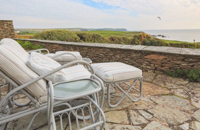 LINKS COTTAGE, family friendly, with open fire in Thurlestone