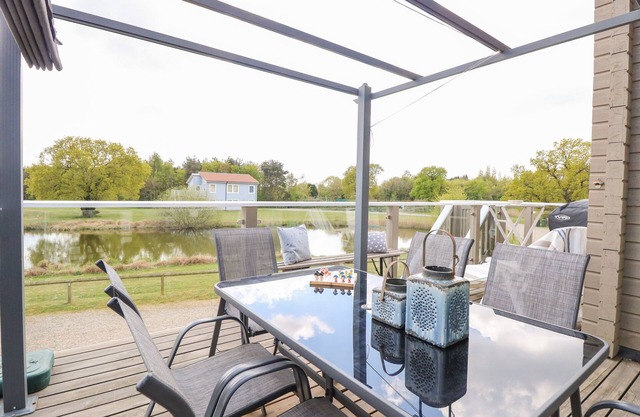 LINKS VIEW, country holiday cottage, with open fire in Fritton