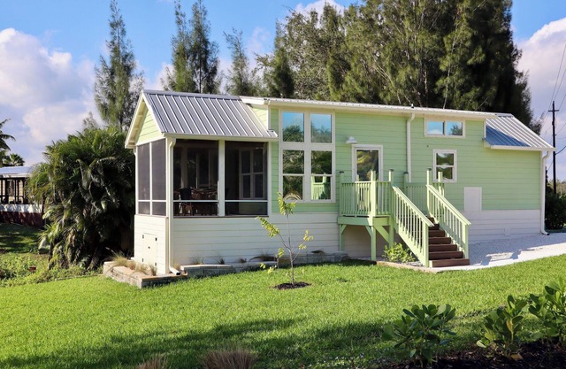Little Bit on Paradise - Cozy canal front little house with 3 beds