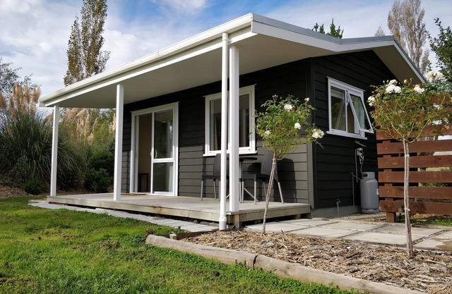 Little Black Cottage - Rural Retreat
